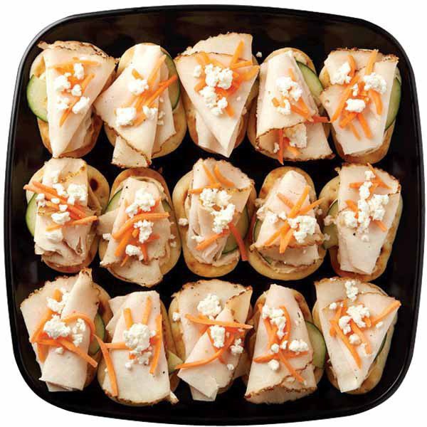 Thinly sliced Boar's Head® Lemon Pepper® Roasted Chicken Breast and Stonefire Naan Dippers arranged with crumbled Boar's Head® feta cheese, hummus, shredded carrots, and cucumber slices
5 Servings
$29.99